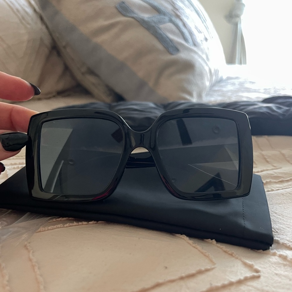 Kendall and Kylie black sunglasses “Fiona”